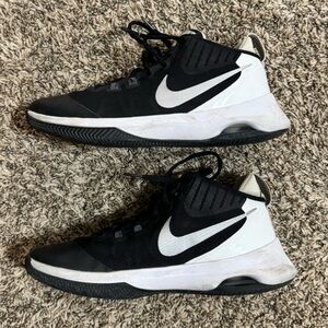 Nike Air Versatile size 8 Basketball shoes